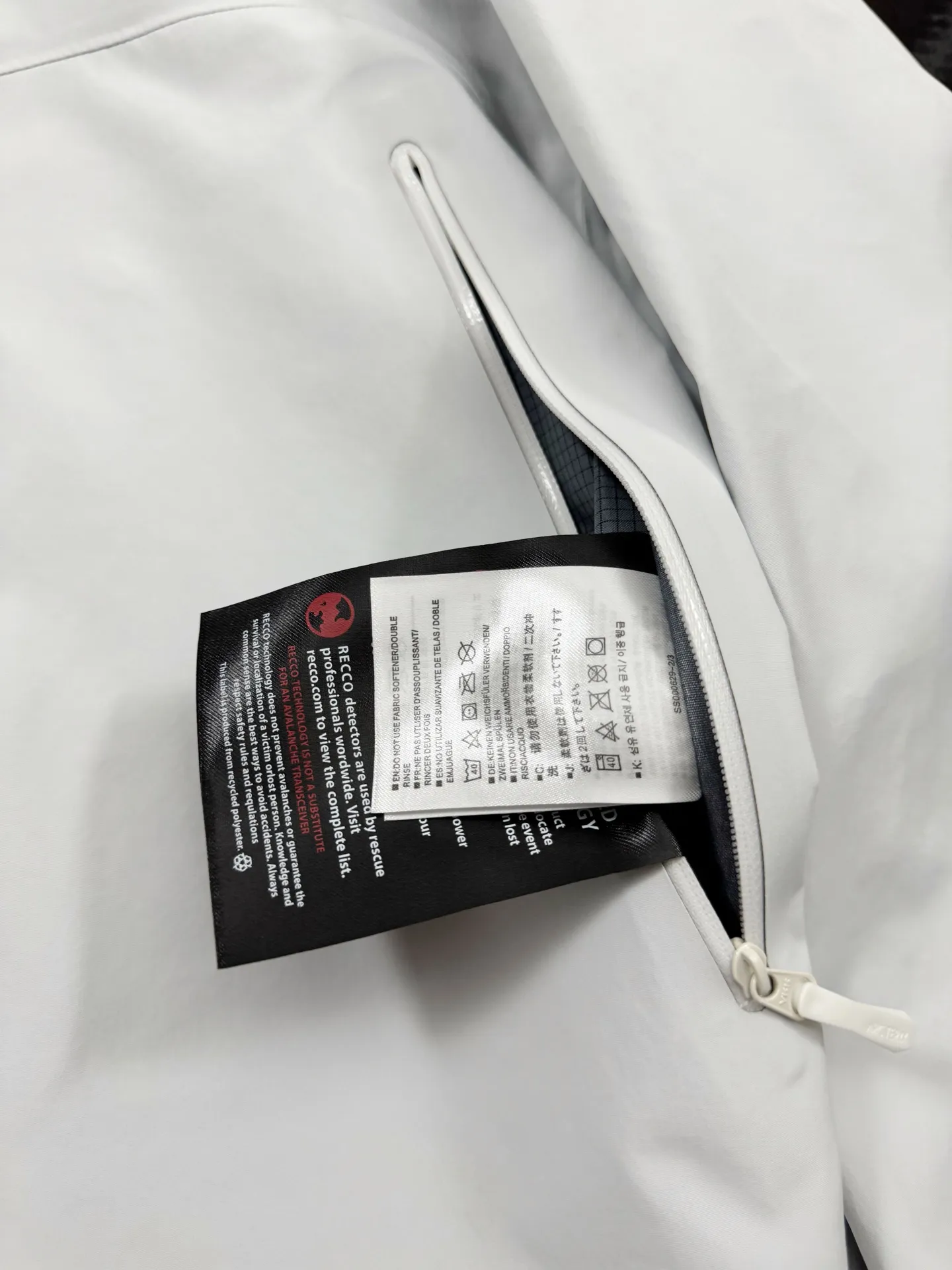 G 02 New Arrival Arcteryx Beta Series SL GORE-TEX Breathable 25SS New Arrival SL Lt ， Lt New Arrival ， ， ， Lt Yb 3D ， Tri-Durance ， Factory 📃 🔍 ， YKK ， ， ， 。 SL ， 。 bluesign@ N 13LGORE-TEX ， Wear-Resistant， 、 Breathable， 。 Storm Hood™ ， Water Tight™ ， ， ， 。 ，VISLON ， Velcro ， Zip-in， ARC TERYX BETA： 。 GORE-TEX： 、 、Breathable 。 ：Black Sizes：S-XXL ：112 116 120 124 128 ： 72 74 76 78 80 ：64.5 66 67.5 69 70.5 ：49.8 51 52.2 53.4 54.6
